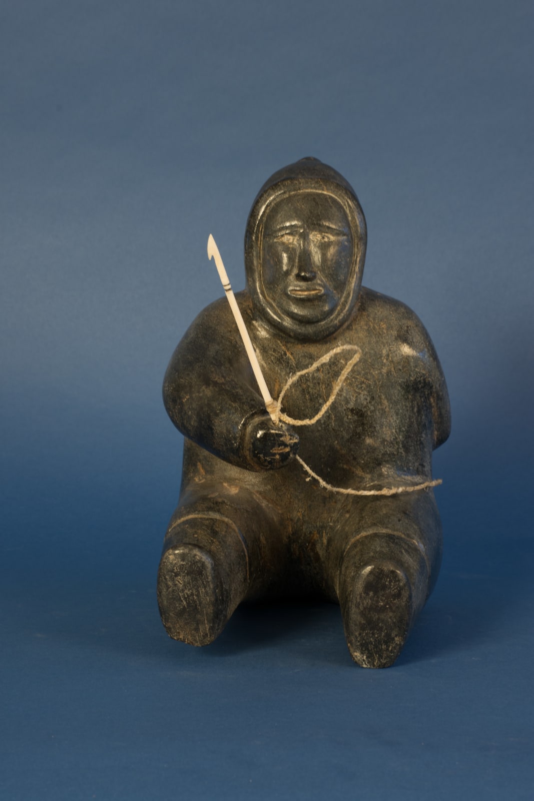 Isa Oomayoualook, Seated Inuk / homme assis, ca. 1965