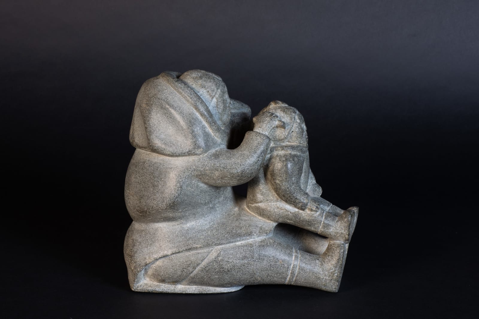 Elisapie Taqaq Saviakjuk, Woman Combing Child's Hair / Femme peignant les cheveux de son enfant, ca. 1955