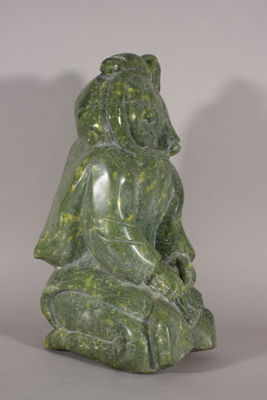 Osuitok Ipeelee, Kneeling Mother & Child / Mère et enfant à genoux, ca. 1975