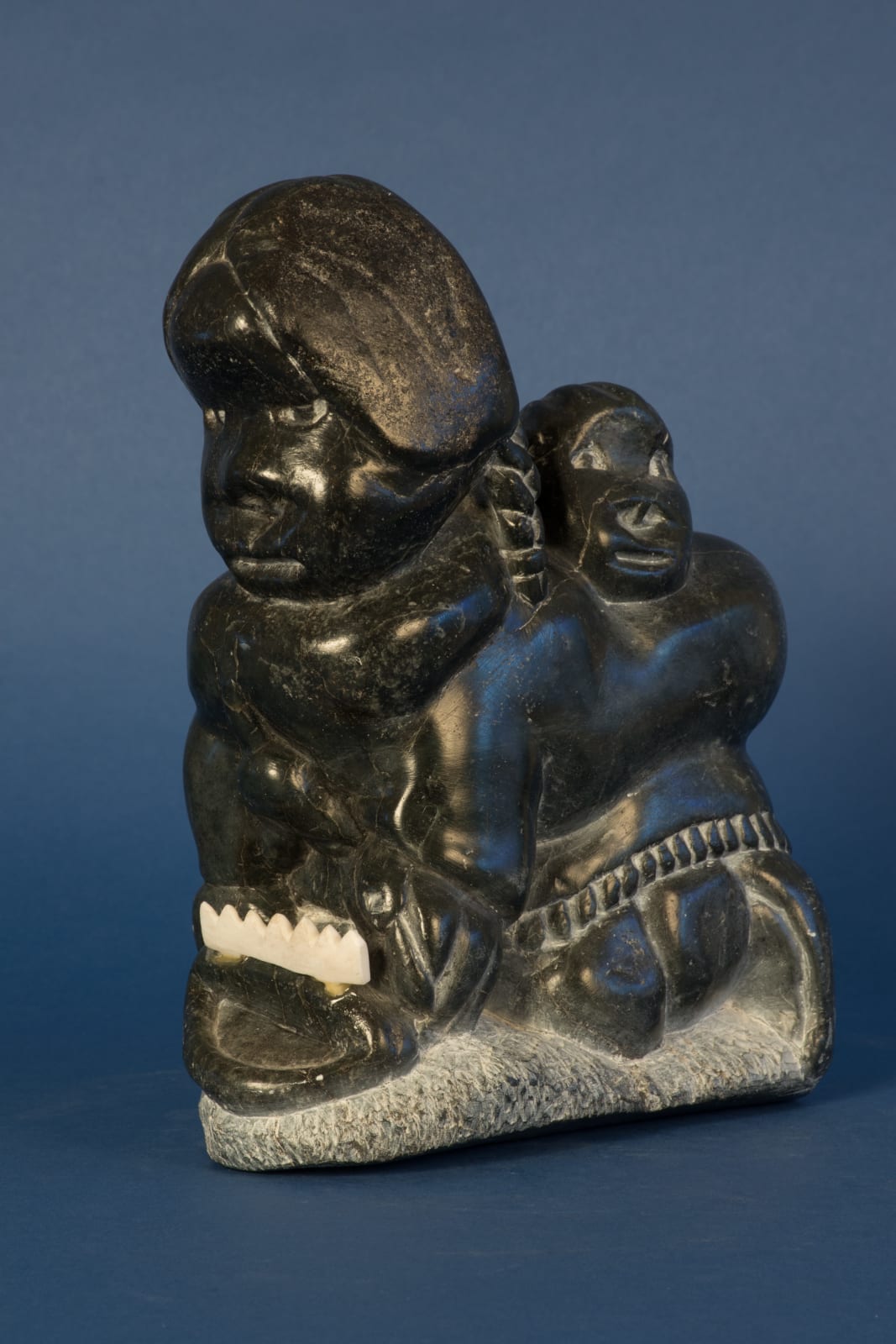 Johnny Inukpuk, Mother & Child / Mere et enfant, ca. 1990