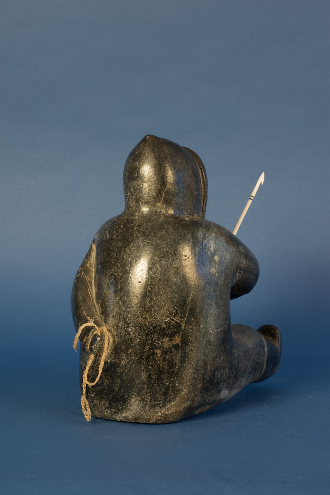 Isa Oomayoualook, Seated Inuk / homme assis, ca. 1965