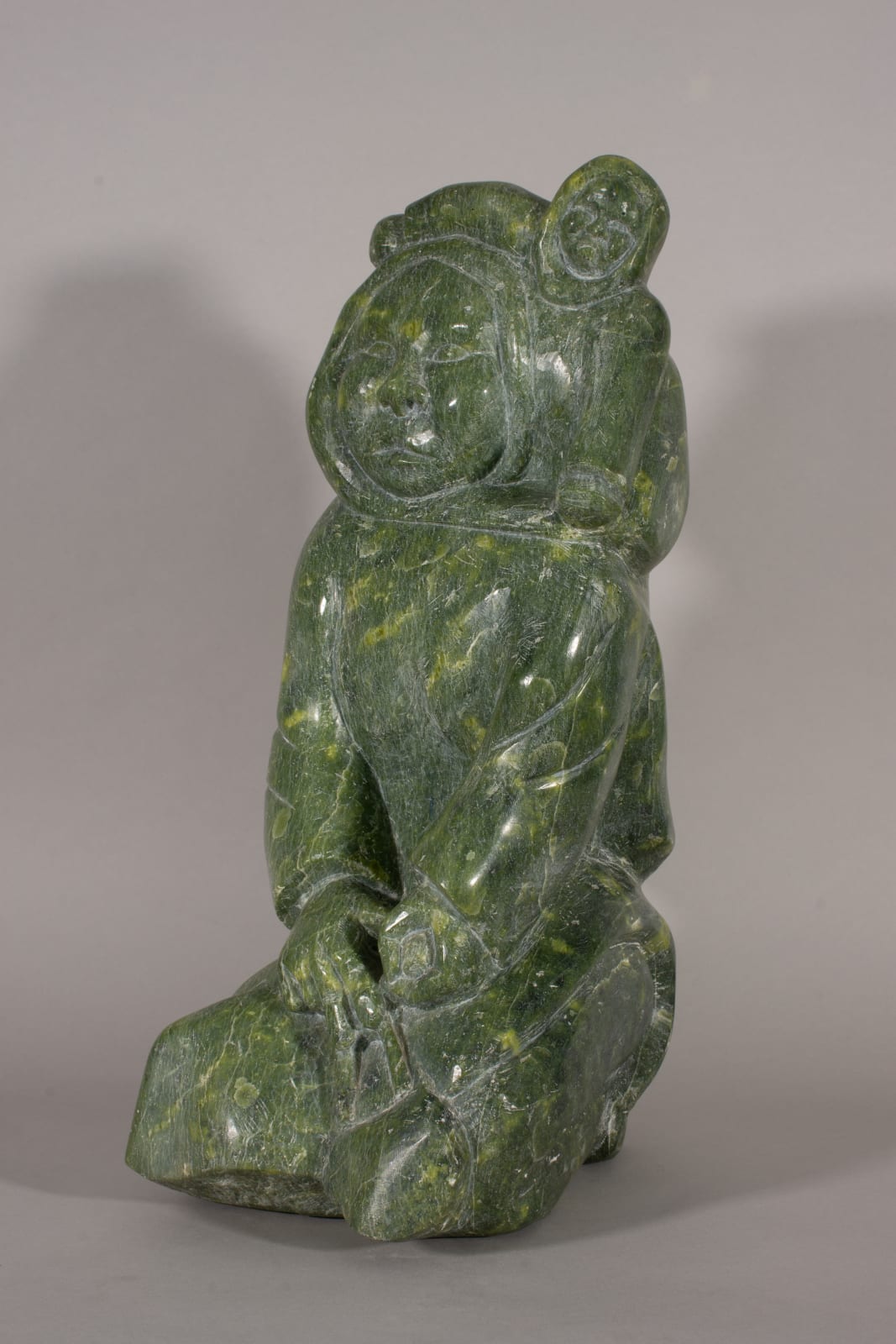Osuitok Ipeelee, Kneeling Mother & Child / Mère et enfant à genoux, ca. 1975