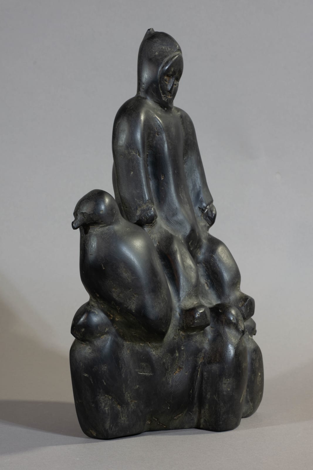 Tuna Iquliq, Inuk with Birds / Inuk avec oiseaux, ca. 1980