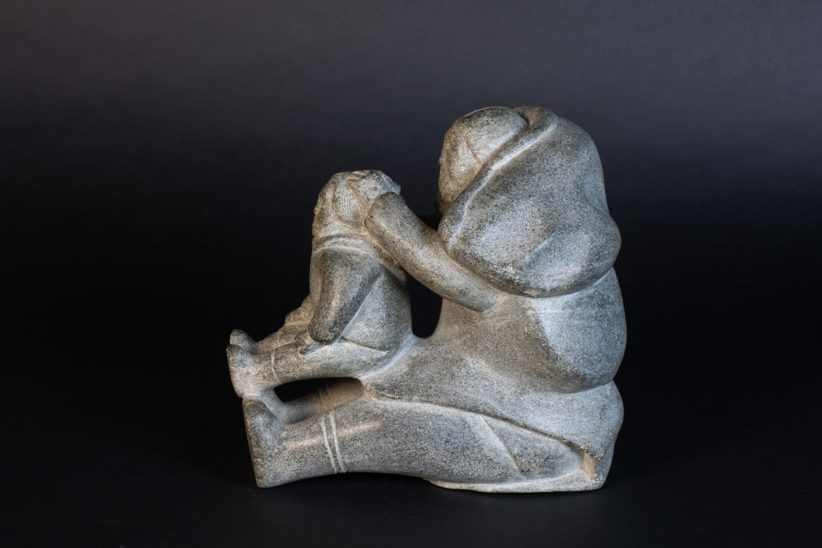 Elisapie Taqaq Saviakjuk, Woman Combing Child's Hair / Femme peignant les cheveux de son enfant, ca. 1955