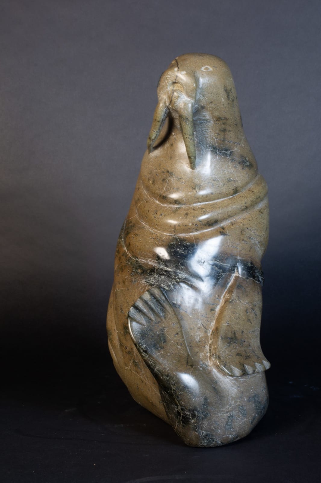 Osuitok Ipeelee, Seated Walrus / morse, ca. 1980