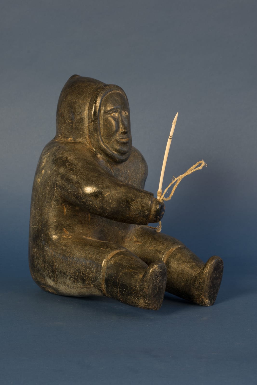 Isa Oomayoualook, Seated Inuk / homme assis, ca. 1965