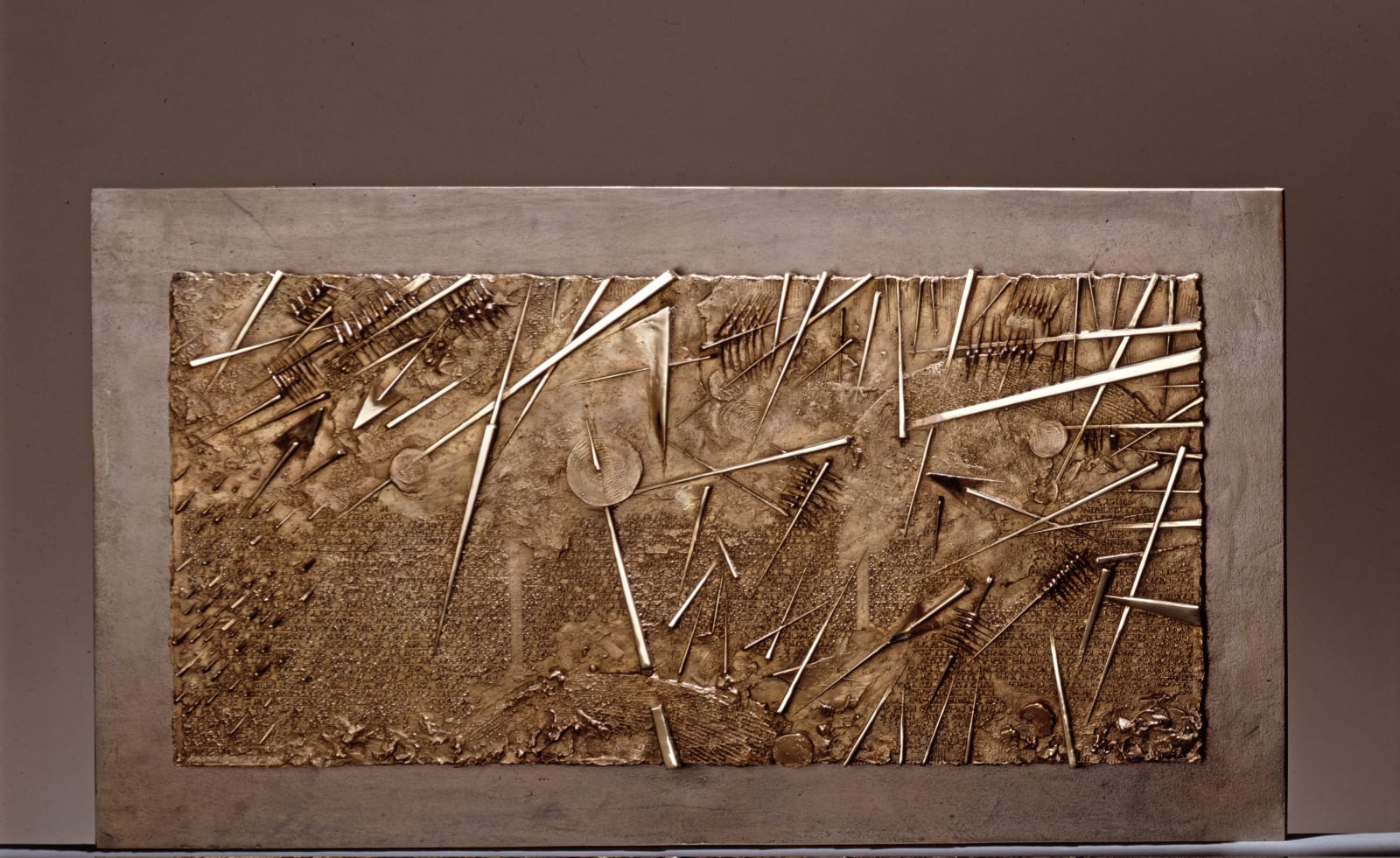 Arnaldo Pomodoro, Frammento VI, da L'Arte dell'uomo primordiale di Emilio Villa, 2004