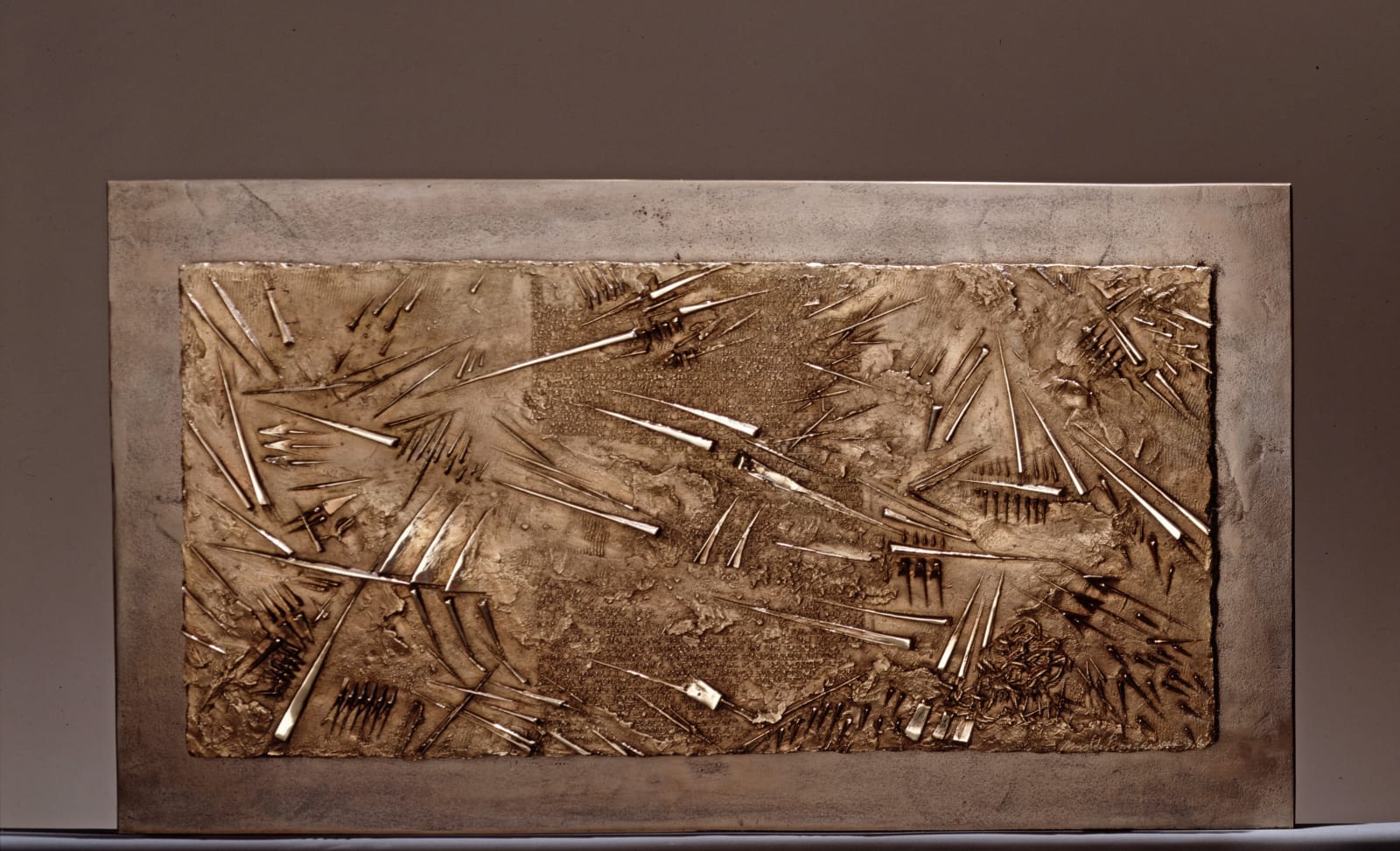Arnaldo Pomodoro, Frammento VII, da L'Arte dell'uomo primordiale di Emilio Villa, 2004