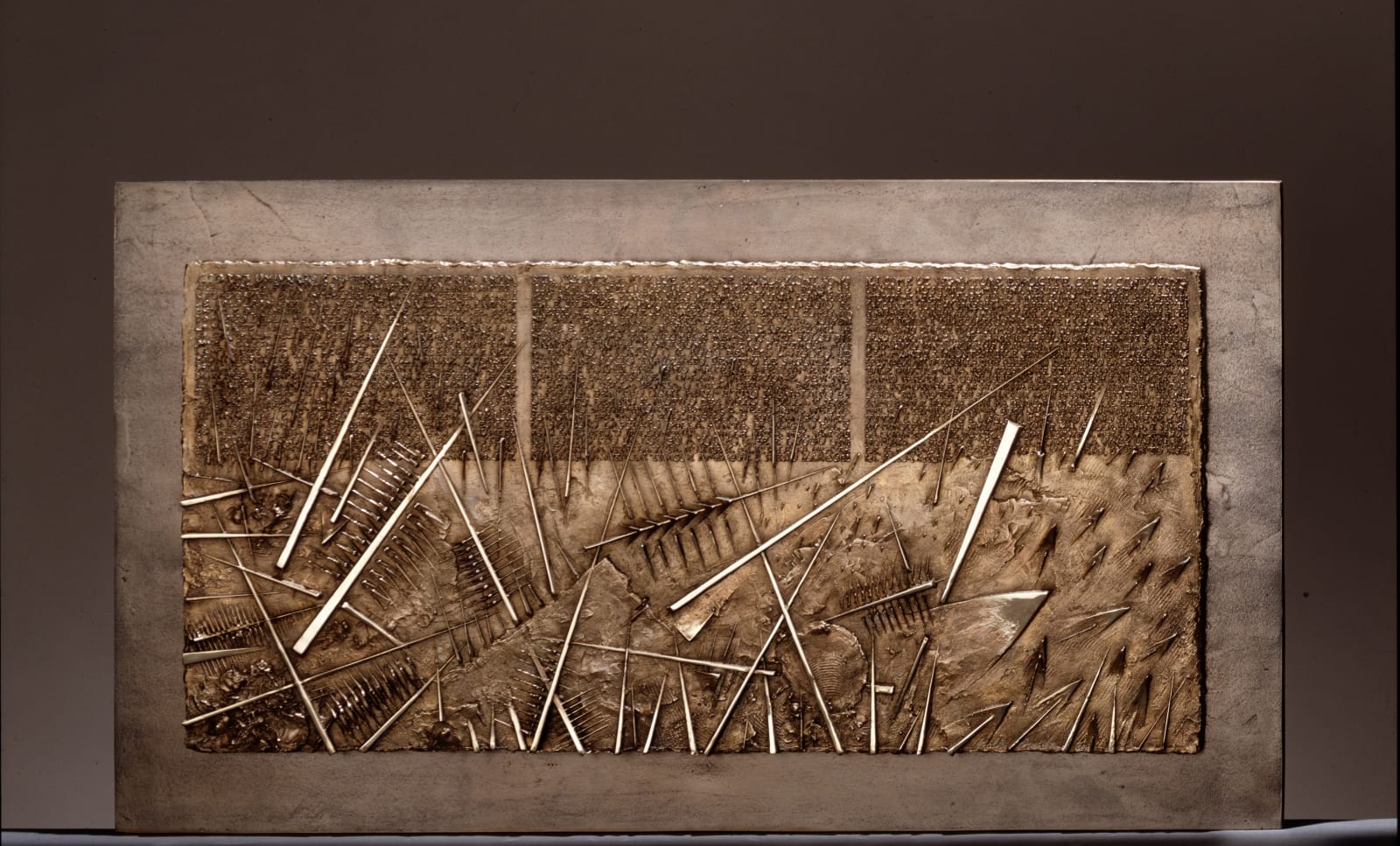 Arnaldo Pomodoro, Frammento IV, da L'Arte dell'uomo primordiale di Emilio Villa, 2004