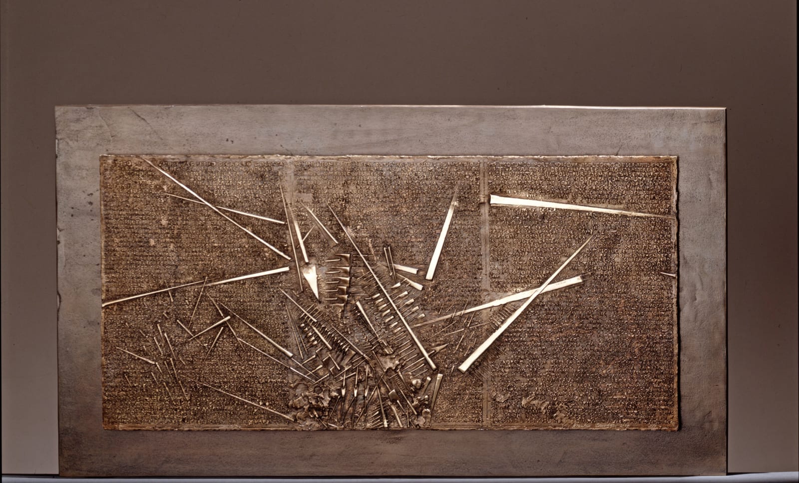 Arnaldo Pomodoro, Frammento, I da L'Arte dell'uomo primordiale di Emilio Villa, 2004