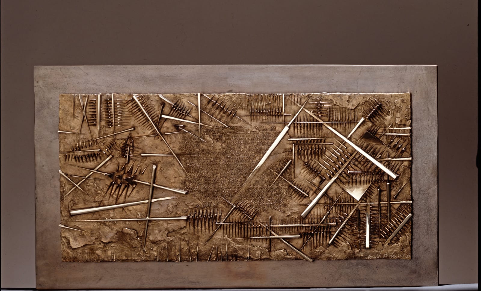 Arnaldo Pomodoro, Frammento V, da L'Arte dell'uomo primordiale di Emilio Villa, 2004