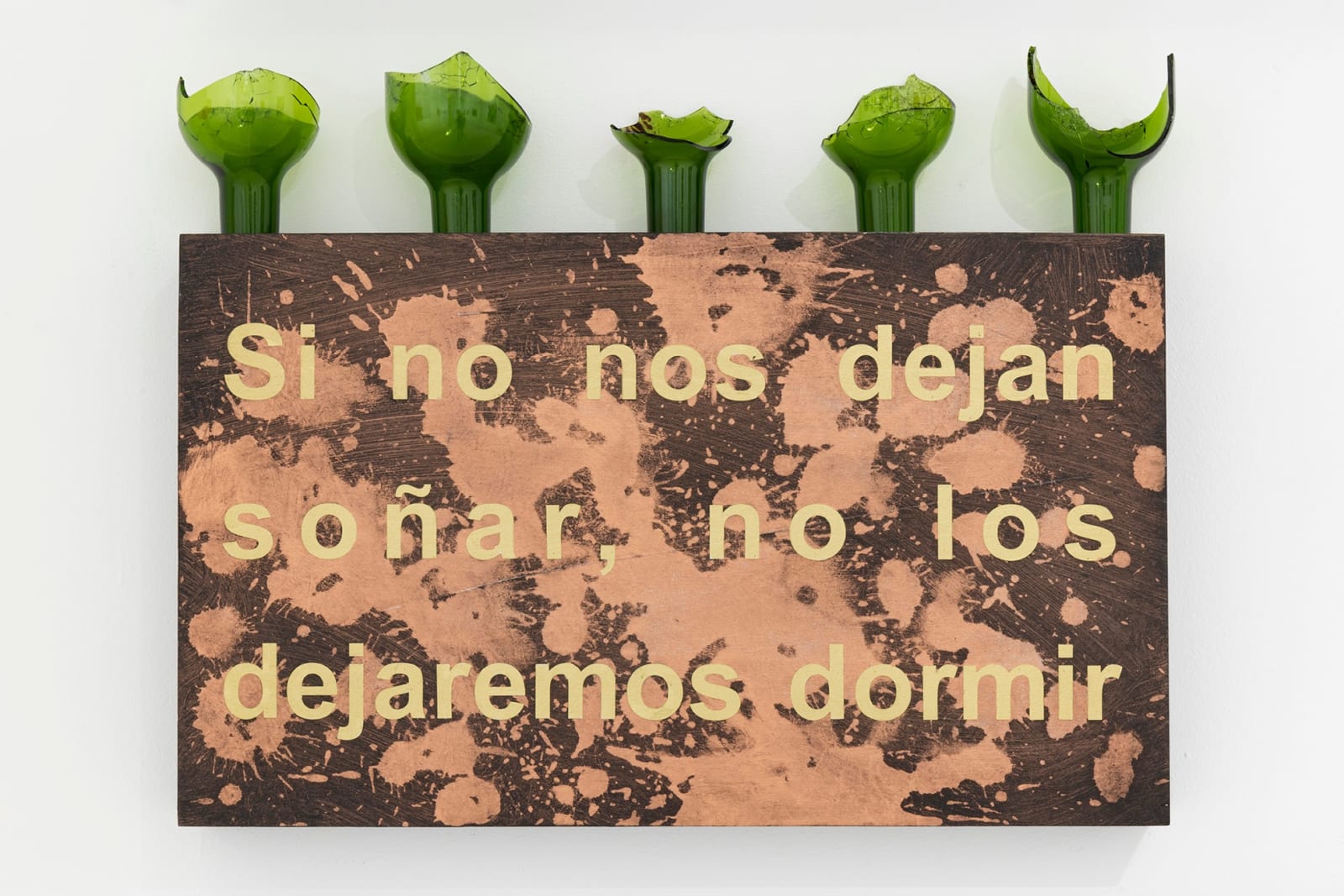 Kendell Geers, Lost in Translation (Si no nos dejan soñar, no les dejaremos dormir), 2022