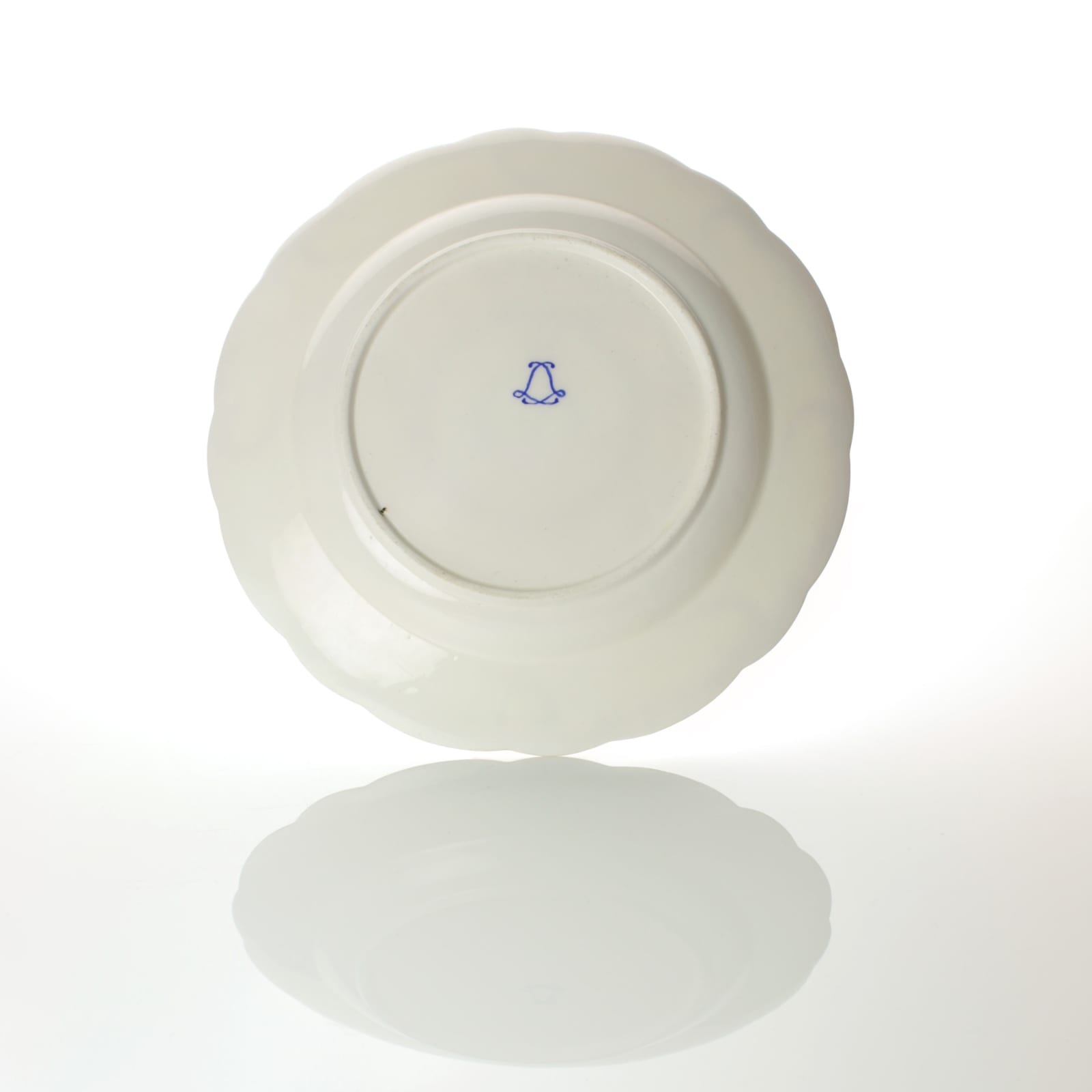 Sèvres Porcelain, A Vincennes plate, circa 1752-55