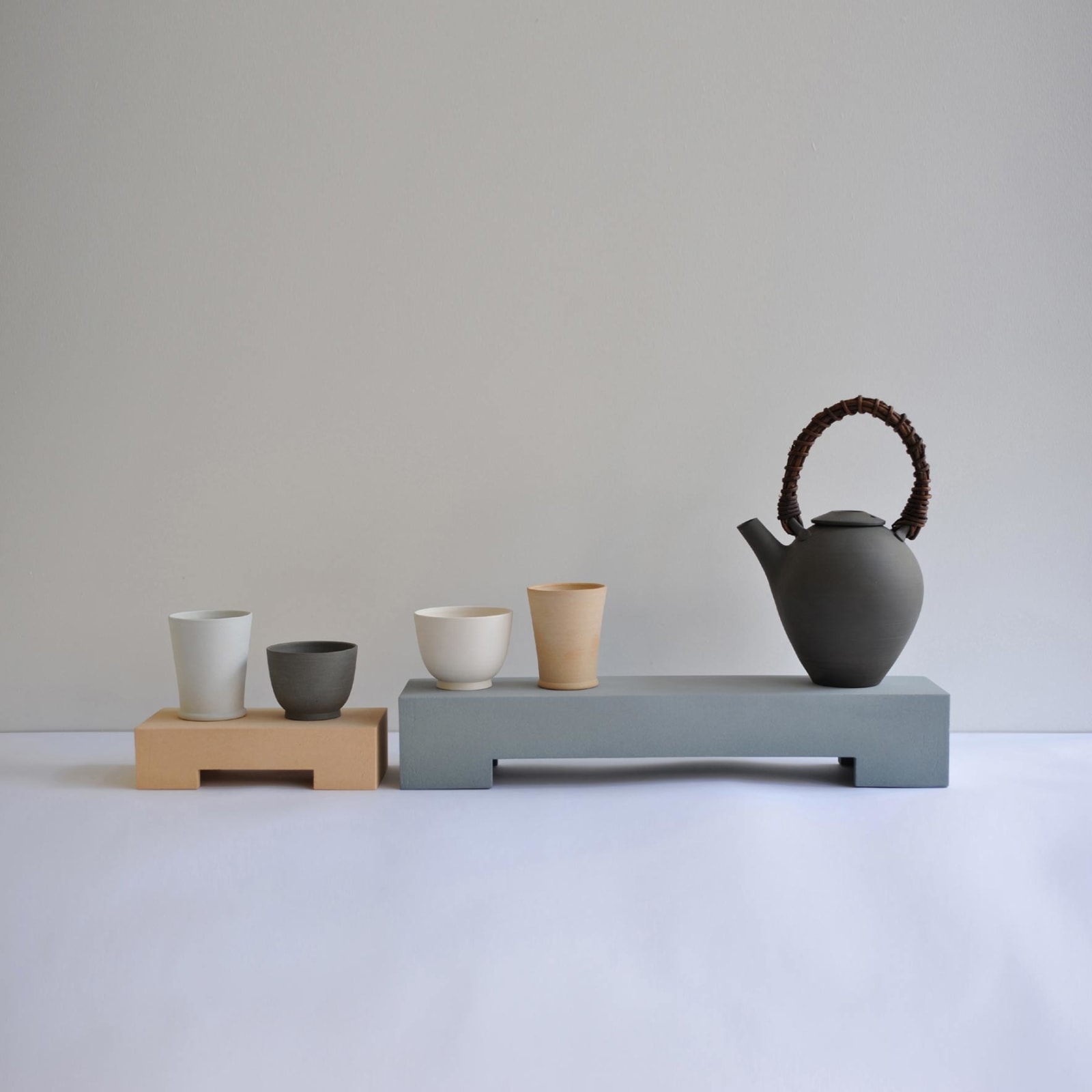 Julian Stair, Teapot and Four cups on Asymmetric Grounds, 2009