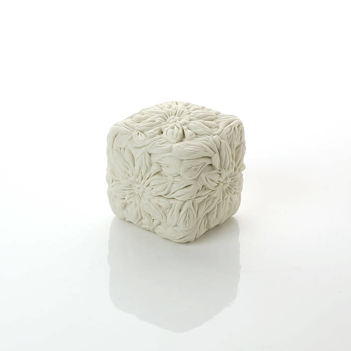 Hitomi Hosono, A Very Very Small Square Sakura and Chrysanthemum Box, 2021