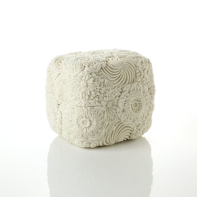 Hitomi Hosono, A Square Kaze, Camellia and Chrysanthemum Box, 2022