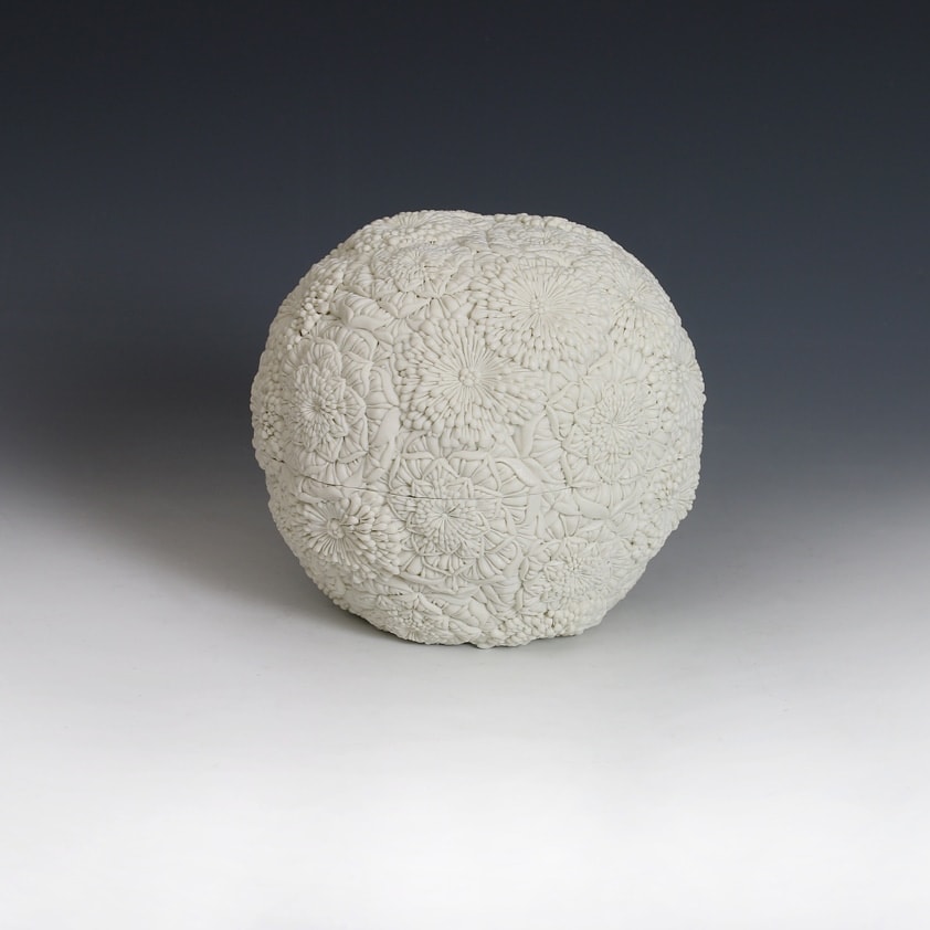Hitomi Hosono, A Camellia and Chrysanthemum Round Box, 2016