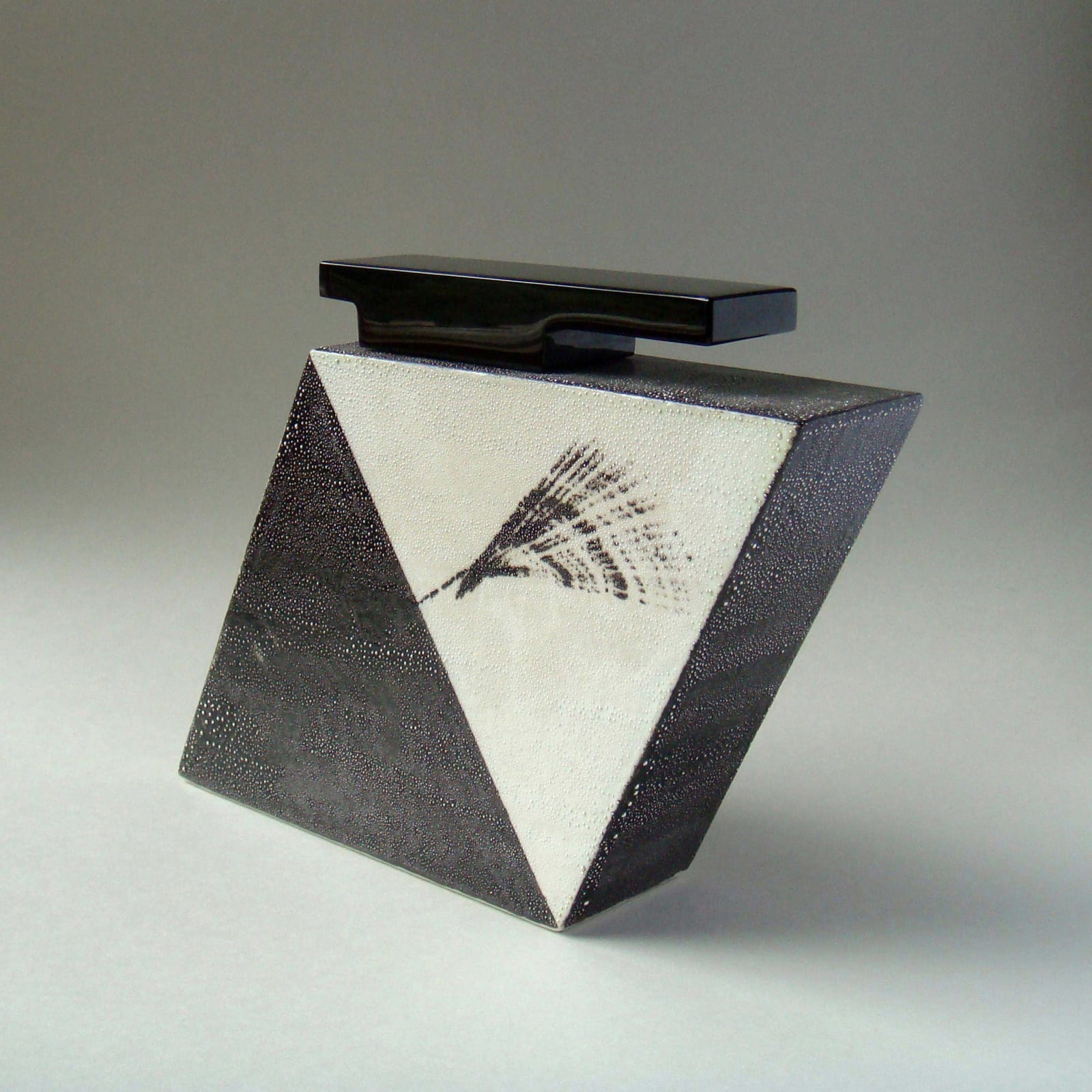 Takahiro Kondo, Black and White Mist Box, 2007