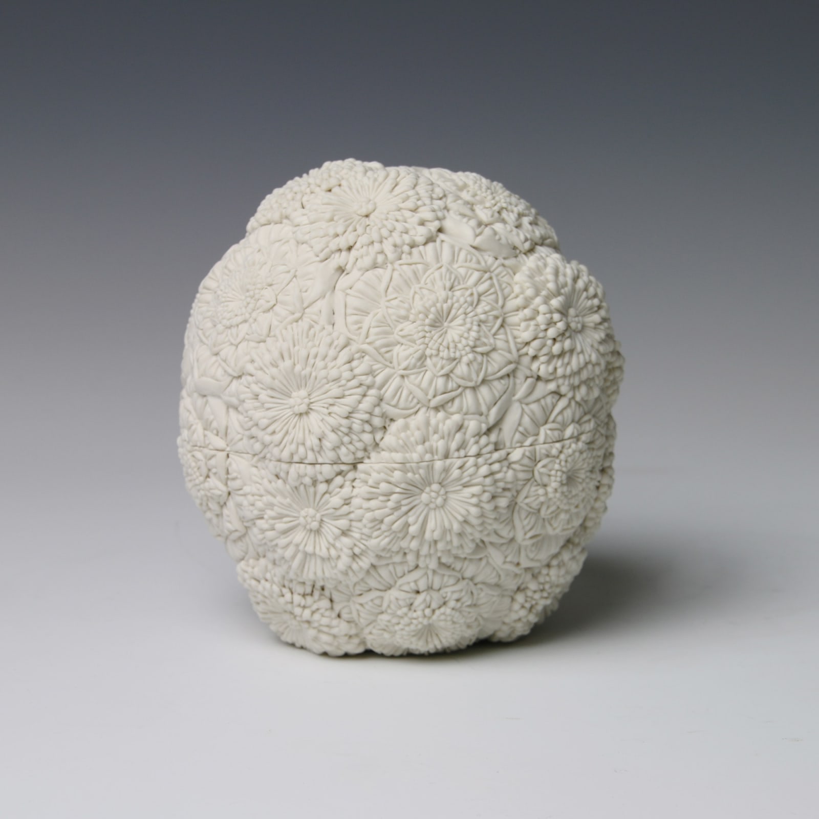 Hitomi Hosono, A Small Camellia and Chrysanthemum Box, 2014