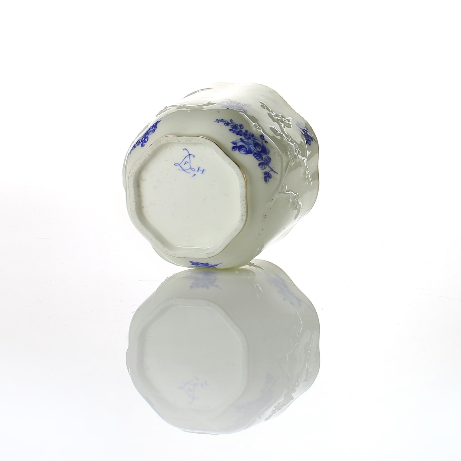 Sèvres Porcelain, A Soft-Paste Sèvres Porcelain Octagonal Sugar Bowl and Cover, 1759