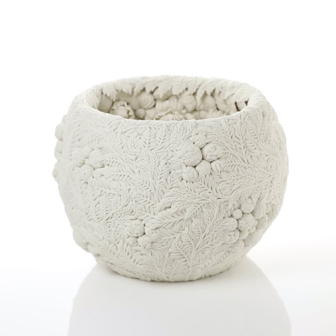 Hitomi Hosono, A Feather Leaves, English Daisy and Mugiwara-giku Bowl, 2019