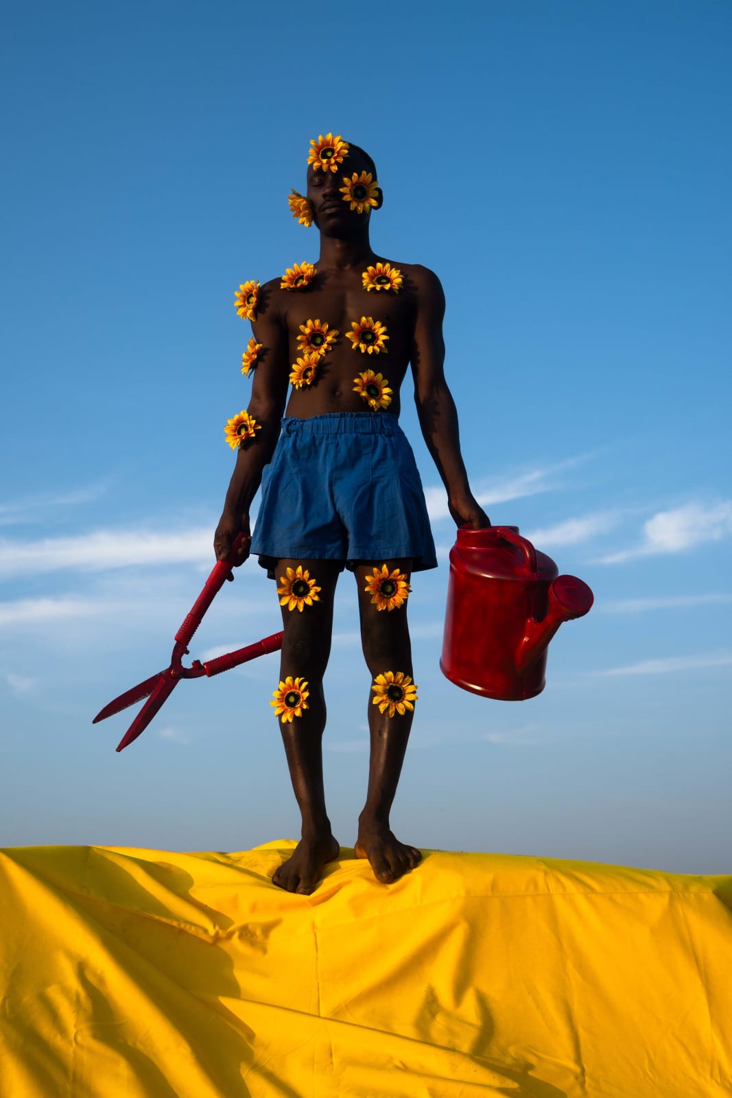 Nana Yaw Oduro photograph. Ghanaian Photographer. Young artist. Contemporary African art in Paris. AFIKARIS Gallery. Figurative photography. Fictional self portraits. Bold colours. Black and white. The Vintage Mason.