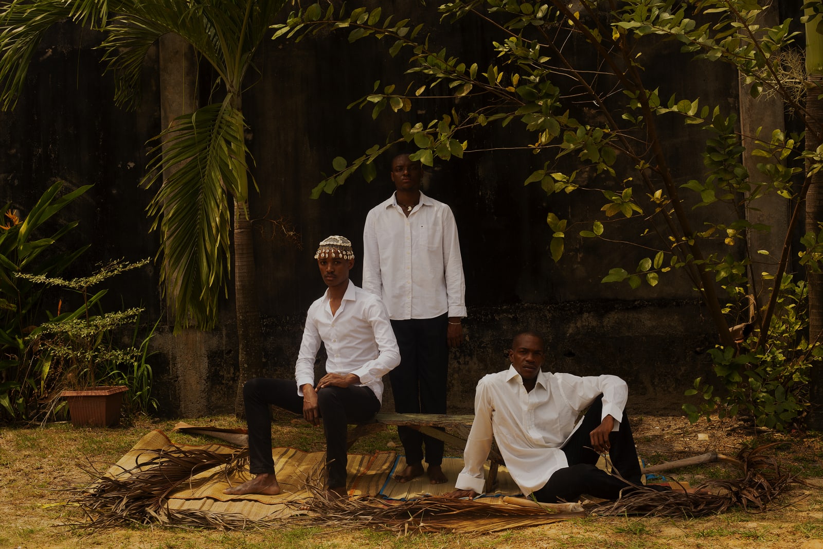 Marc Posso photograph. Gabonese Artist. Young artist. Contemporary african art in Paris. AFIKARIS Gallery. Self-taught Photographer. Figurative photography. Photography printed on canvas. Family portrait. Bold colors. Contrast of colours.
