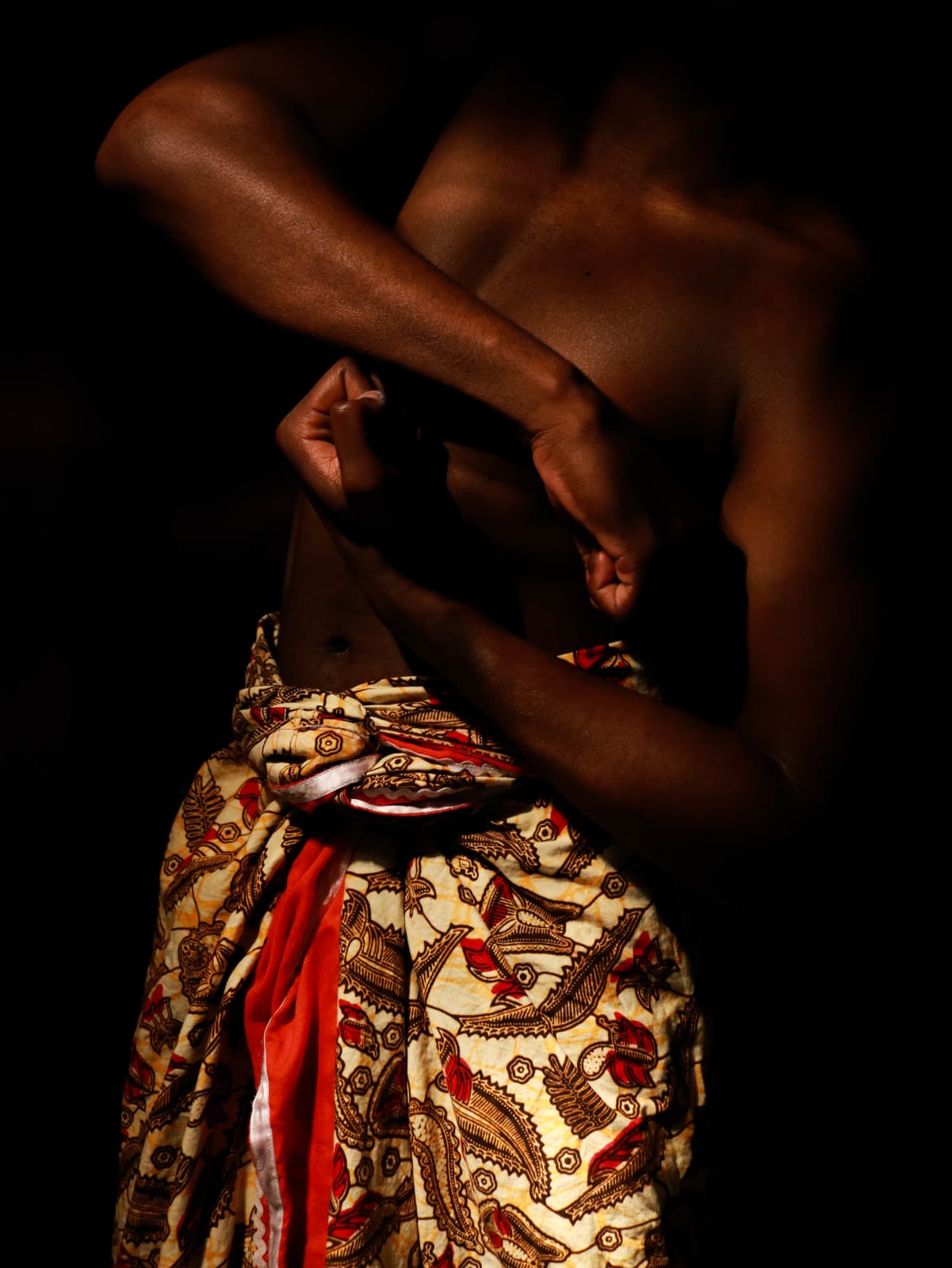 Marc Posso photograph. Gabonese Artist. Young artist. Contemporary african art in Paris. AFIKARIS Gallery. Self-taught Photographer. Figurative photography. Photography printed on canvas. Diversity of the African continent. Bold colors. Contrast of colours. Black beauty.