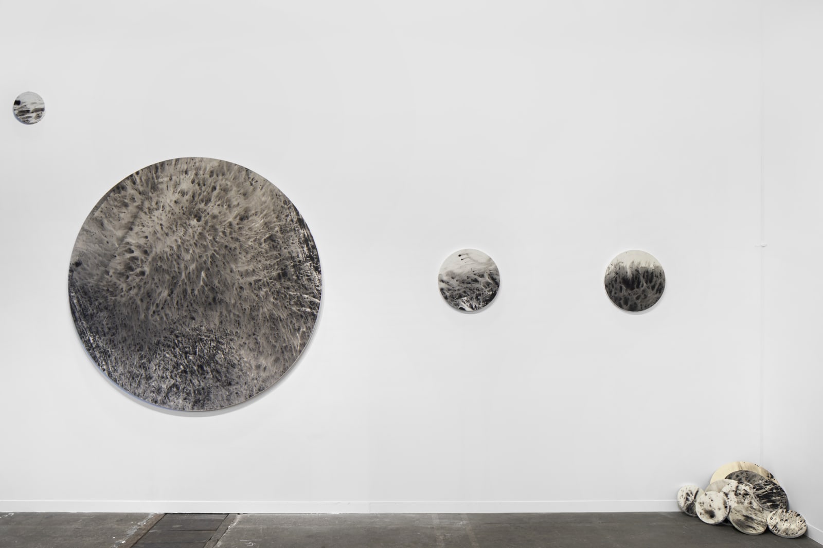 Nasreddine Bennacer. Algerian Artist. Contemporary African Art in Paris. AFIKARIS. Black and White. Hybridity of techniques. Quest for identity.