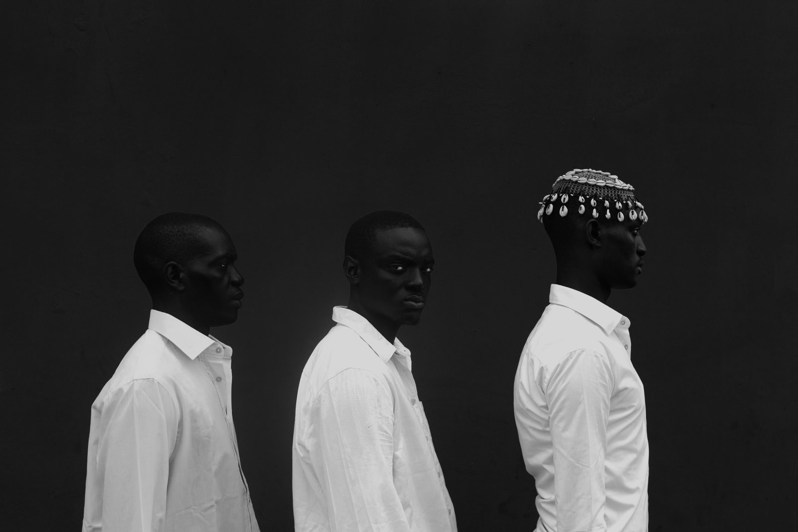 Marc Posso photograph. Gabonese Artist. Young artist. Contemporary african art in Paris. AFIKARIS Gallery. Self-taught Photographer. Figurative photography. Photography printed on canvas. Family portrait. Bold colors. Contrast of colours.