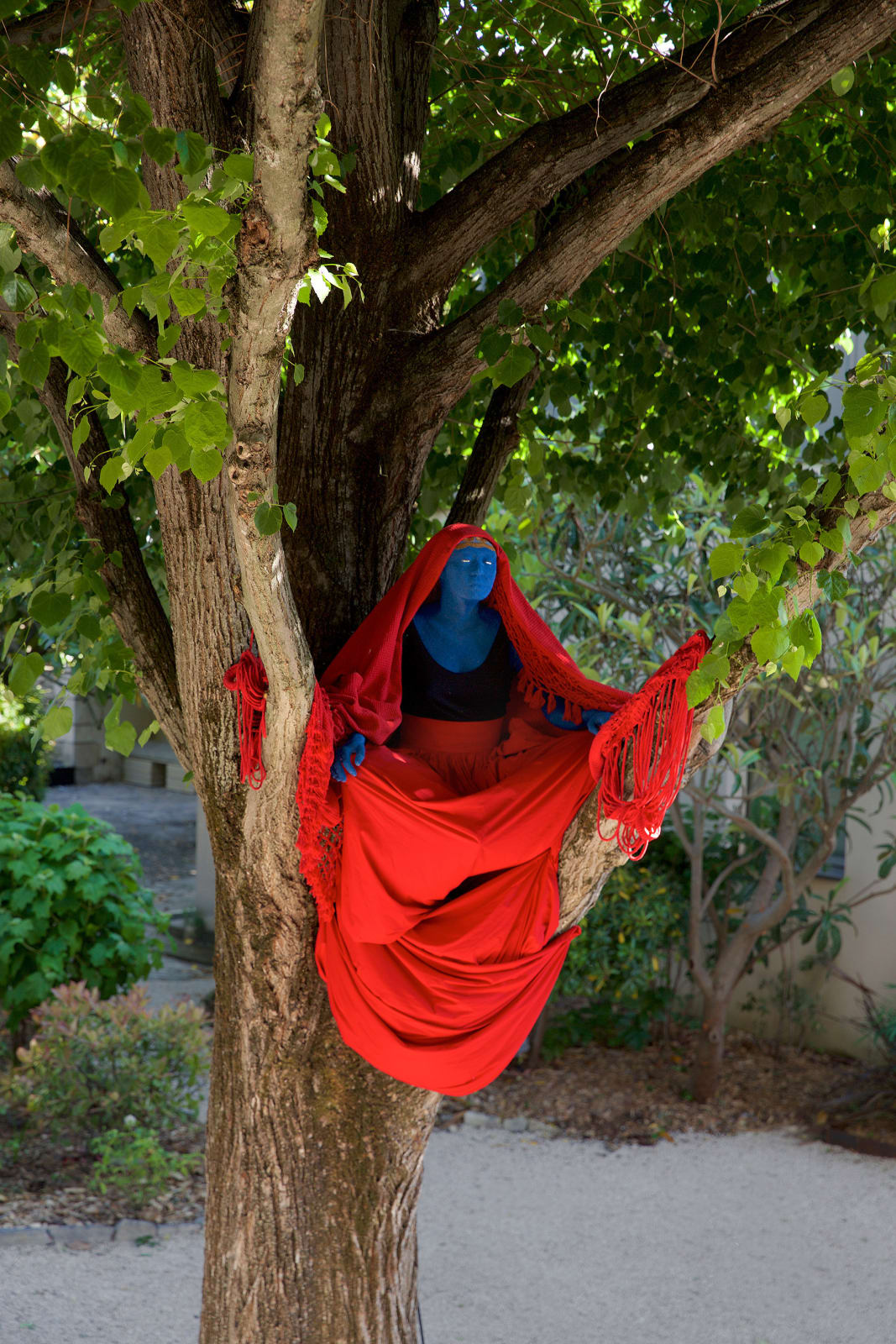 French-Cameroonian artist. Contemporary art. Sculpture, installation, photography, mixed media. Anthropomorphic forms. Beadwork and ornamentation. Bamiléké techniques. Identity, heritage, and collective memory. Postcolonial narratives. Healing and reparation. Feminine power and embodiment. Materiality and sacred craftsmanship. Transmission of ancestral knowledge. Poetic and philosophical exploration of the human condition. Dialogue between Africa and Europe. Memory, heritage, and identity.