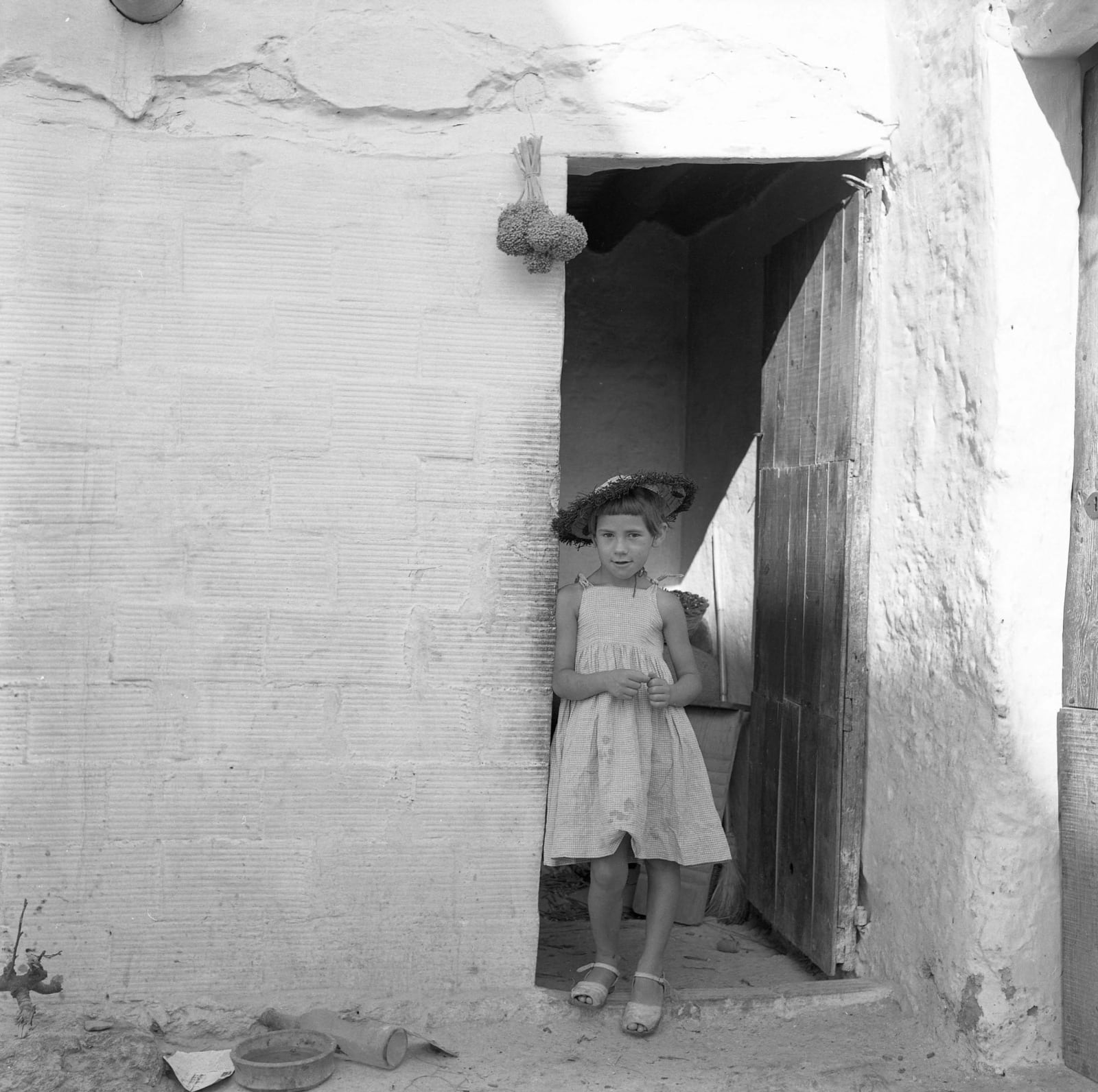 Oriol Maspons, Girl in Doorway, Dalt Vila, Ibiza, cerca 1957