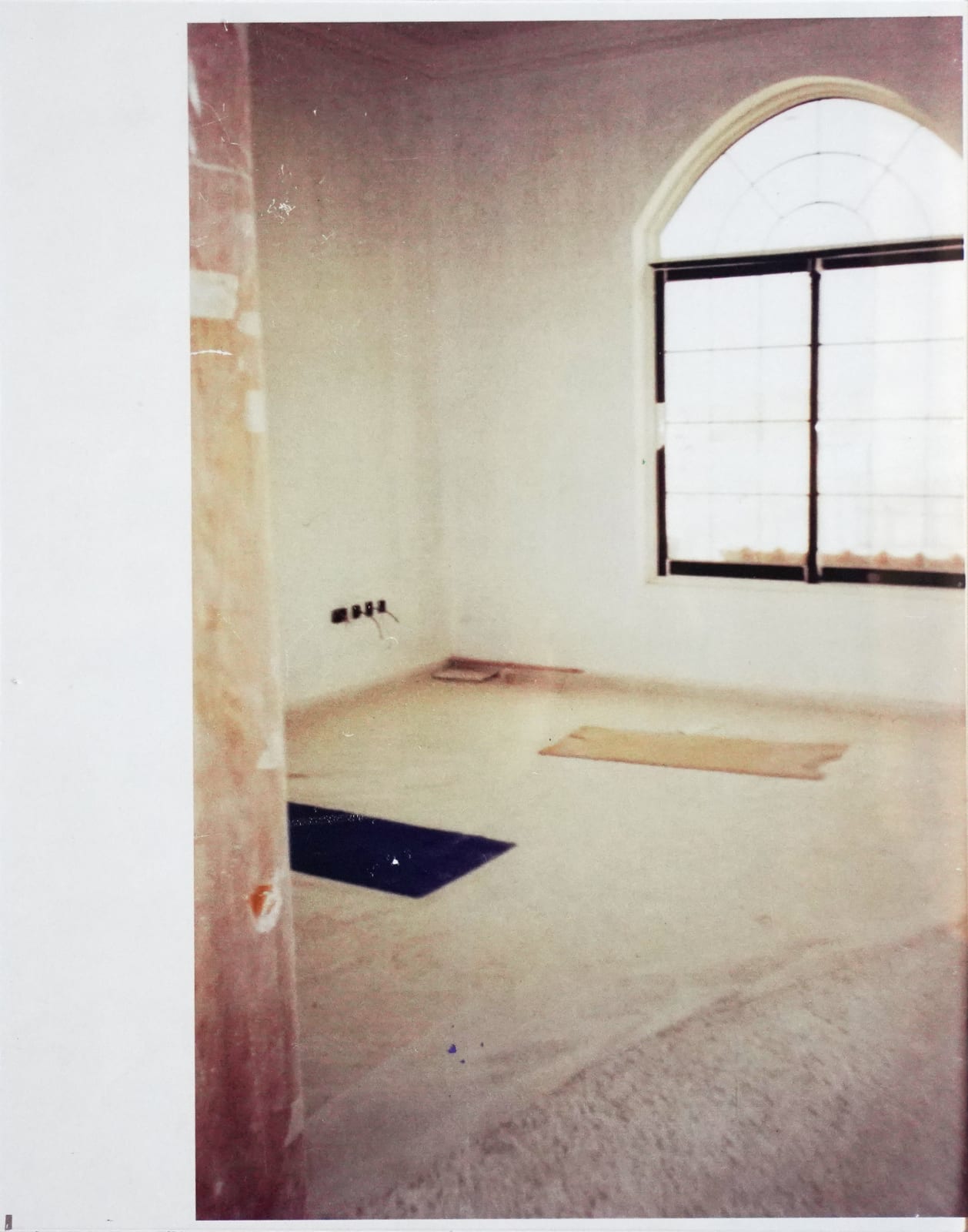 Sara Ahli, Echoes of Home : Under construction ( the room), 2023