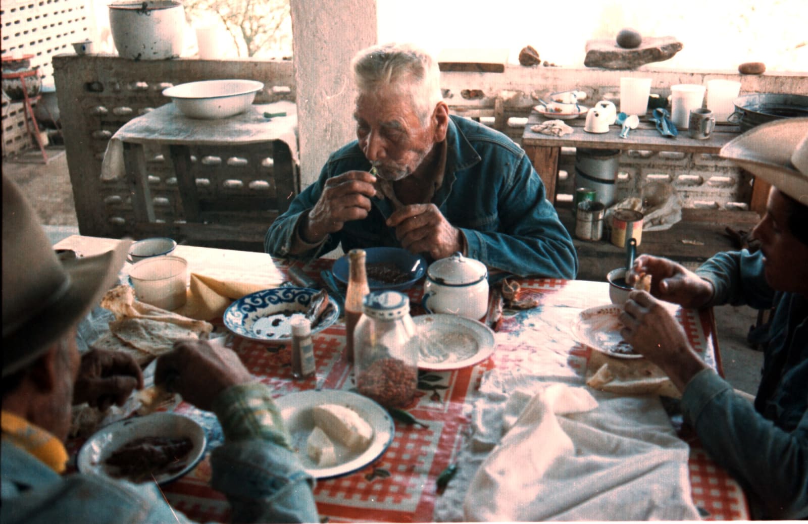 Alberto Herrera, A comer