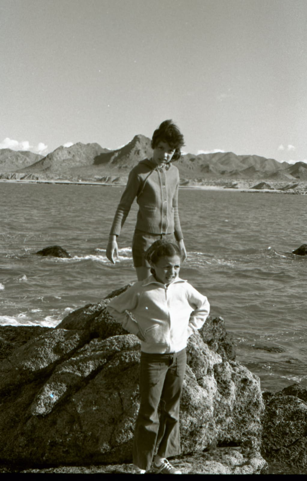 Alberto Herrera, Blanca y Carmen en las piedras en Kino, 1978