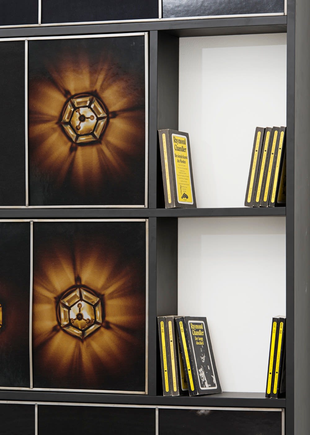 Birgit Jürgenssen, Regal (Bookshelf for Raymond Chandler), 1990/91