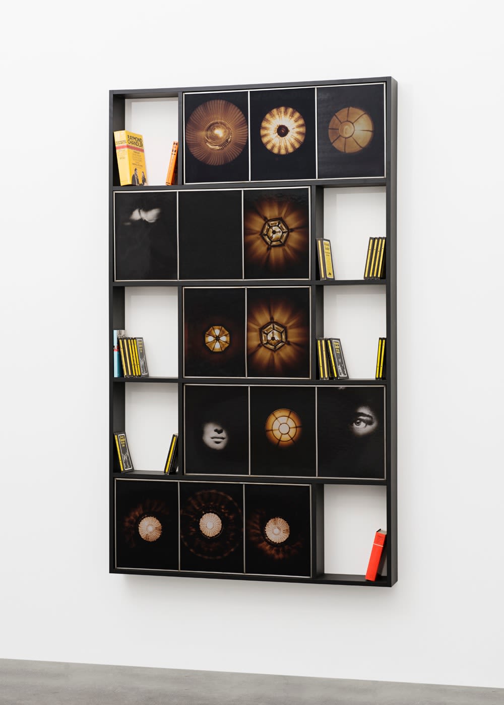 Birgit Jürgenssen, Regal (Bookshelf for Raymond Chandler), 1990/91