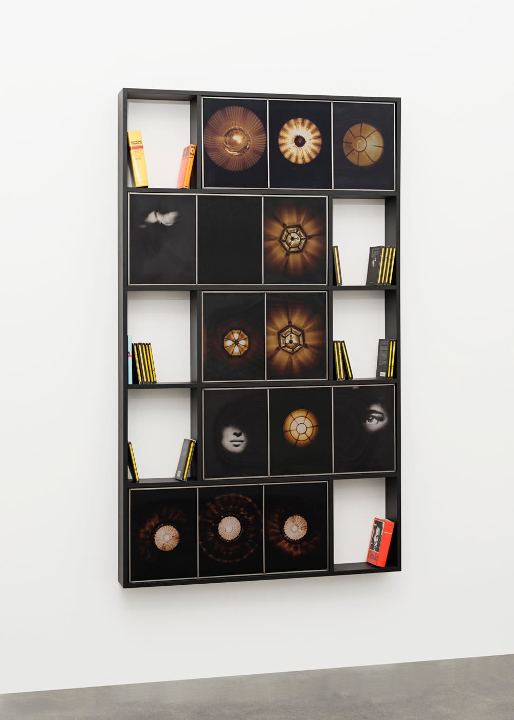 Birgit Jürgenssen, Regal (Bookshelf for Raymond Chandler), 1990/91