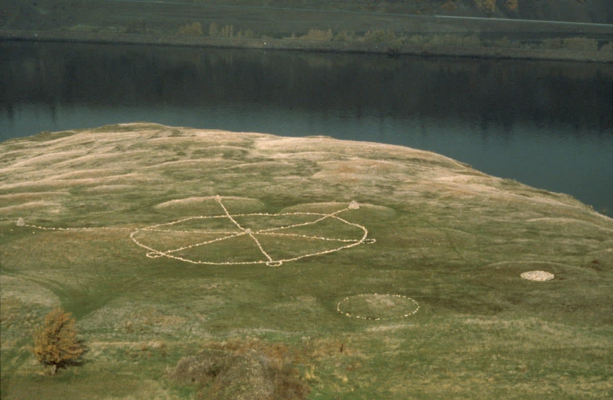 Michelle Stuart, Stone Alignments/Solstice Cairns, 1979