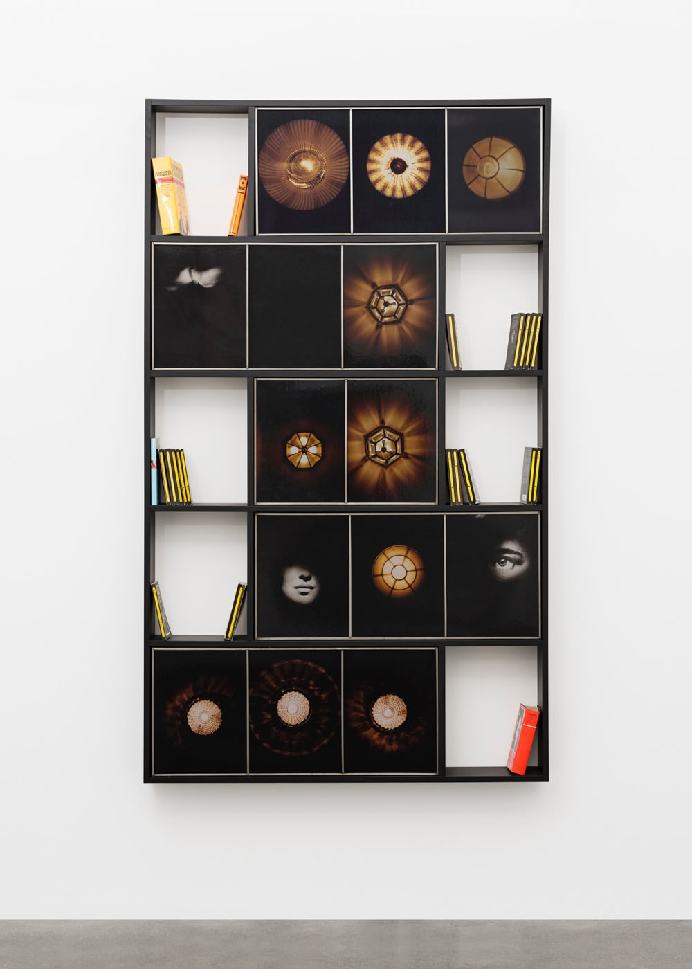 Birgit Jürgenssen, Regal (Bookshelf for Raymond Chandler), 1990/91
