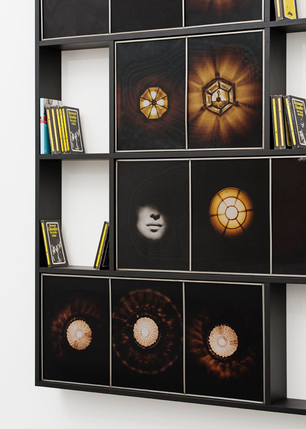 Birgit Jürgenssen, Regal (Bookshelf for Raymond Chandler), 1990/91