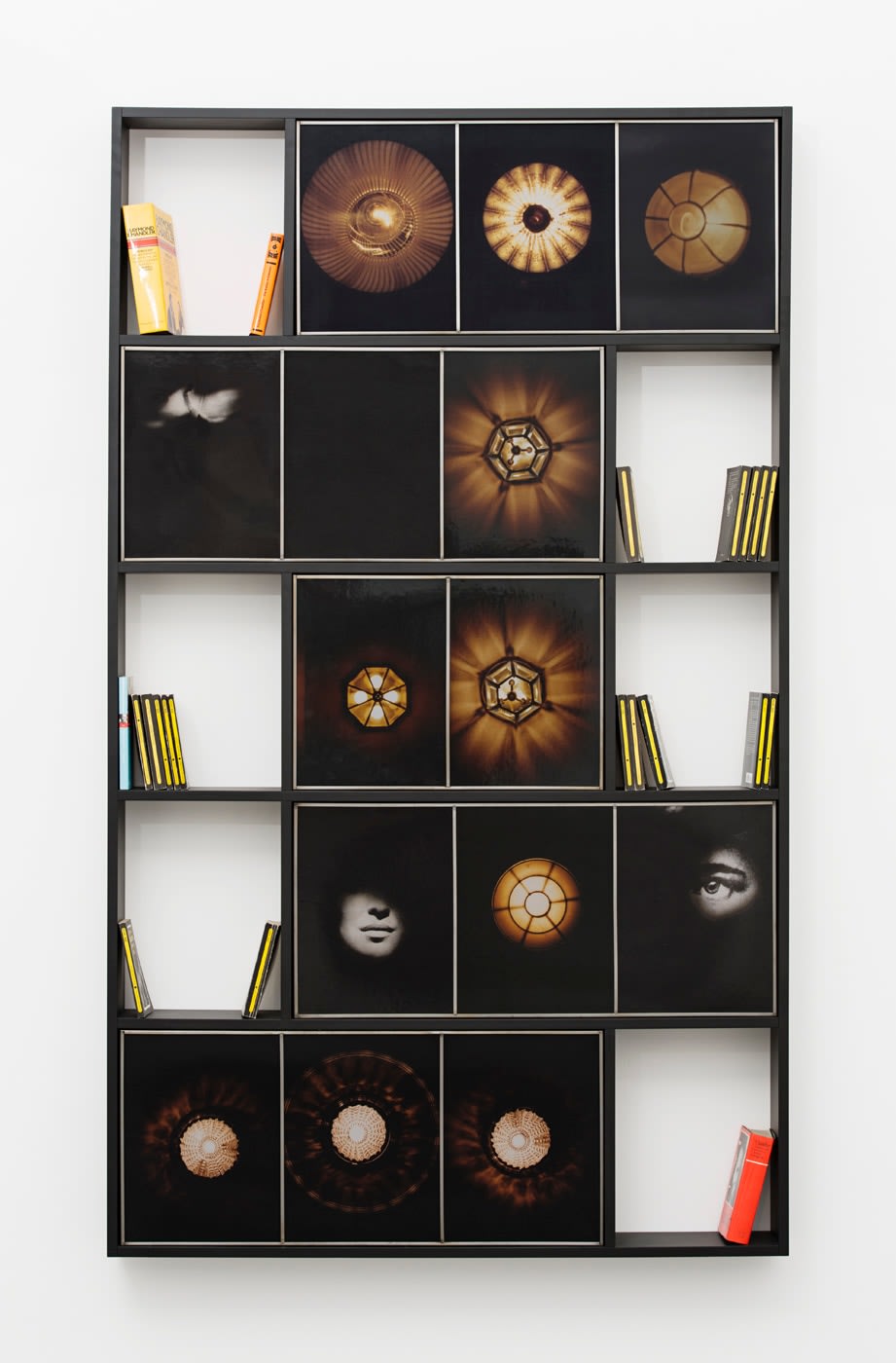 Birgit Jürgenssen, Regal (Bookshelf for Raymond Chandler), 1990/91