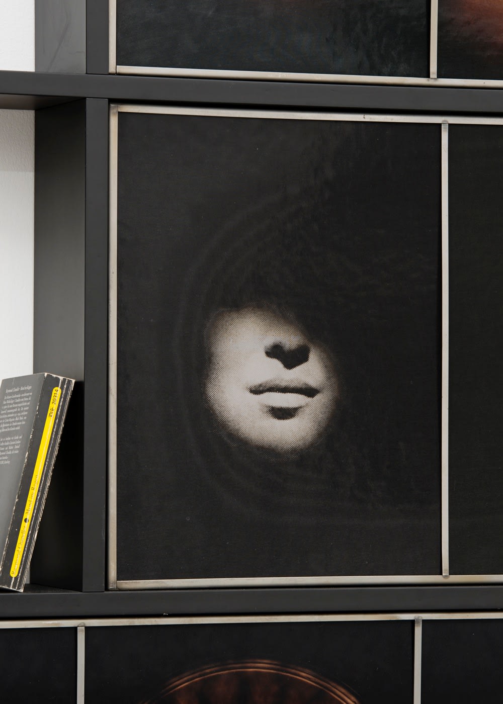 Birgit Jürgenssen, Regal (Bookshelf for Raymond Chandler), 1990/91