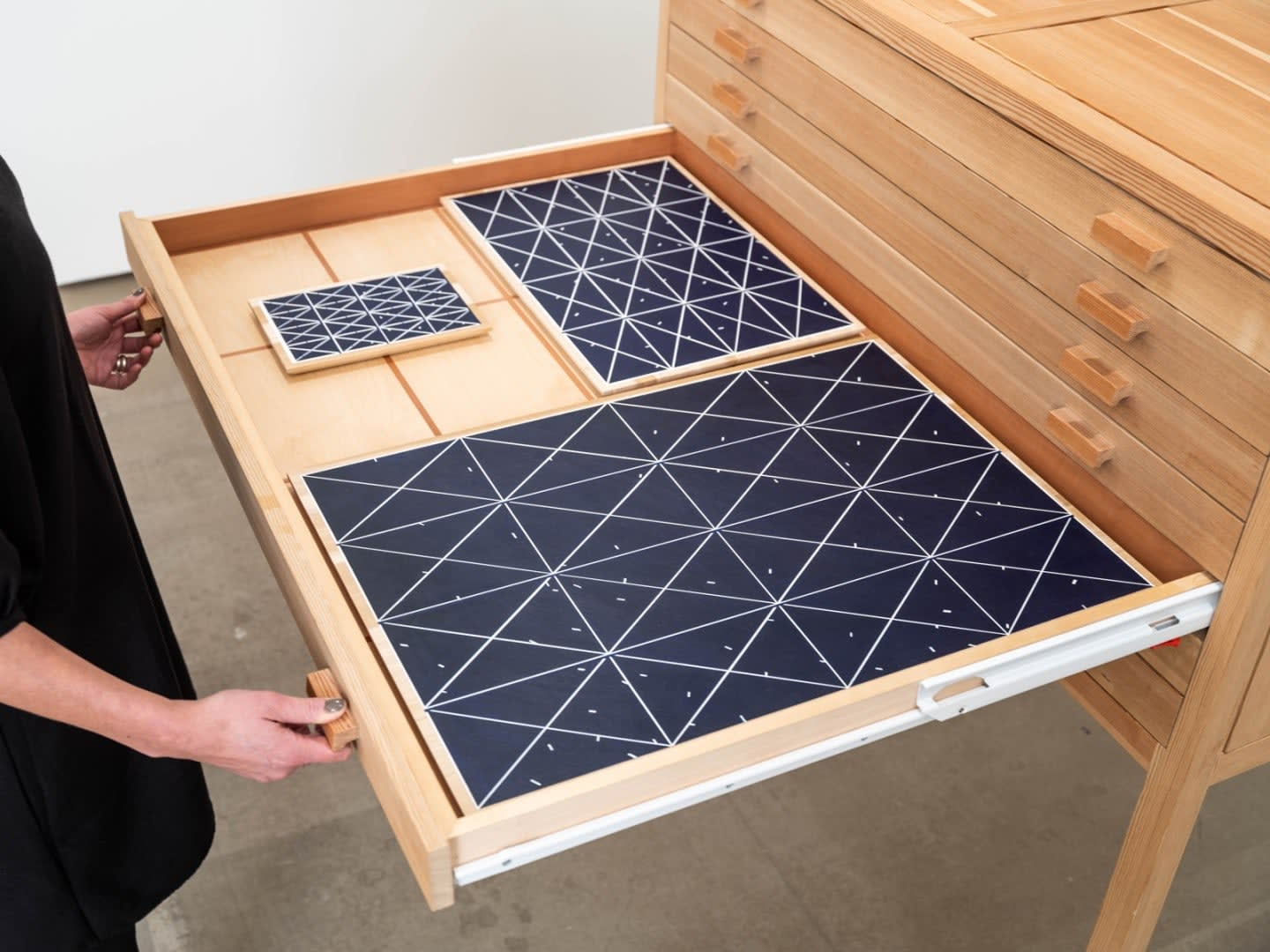 Matts Leiderstam, What Does the Grid Do? (Cabinet), 2022