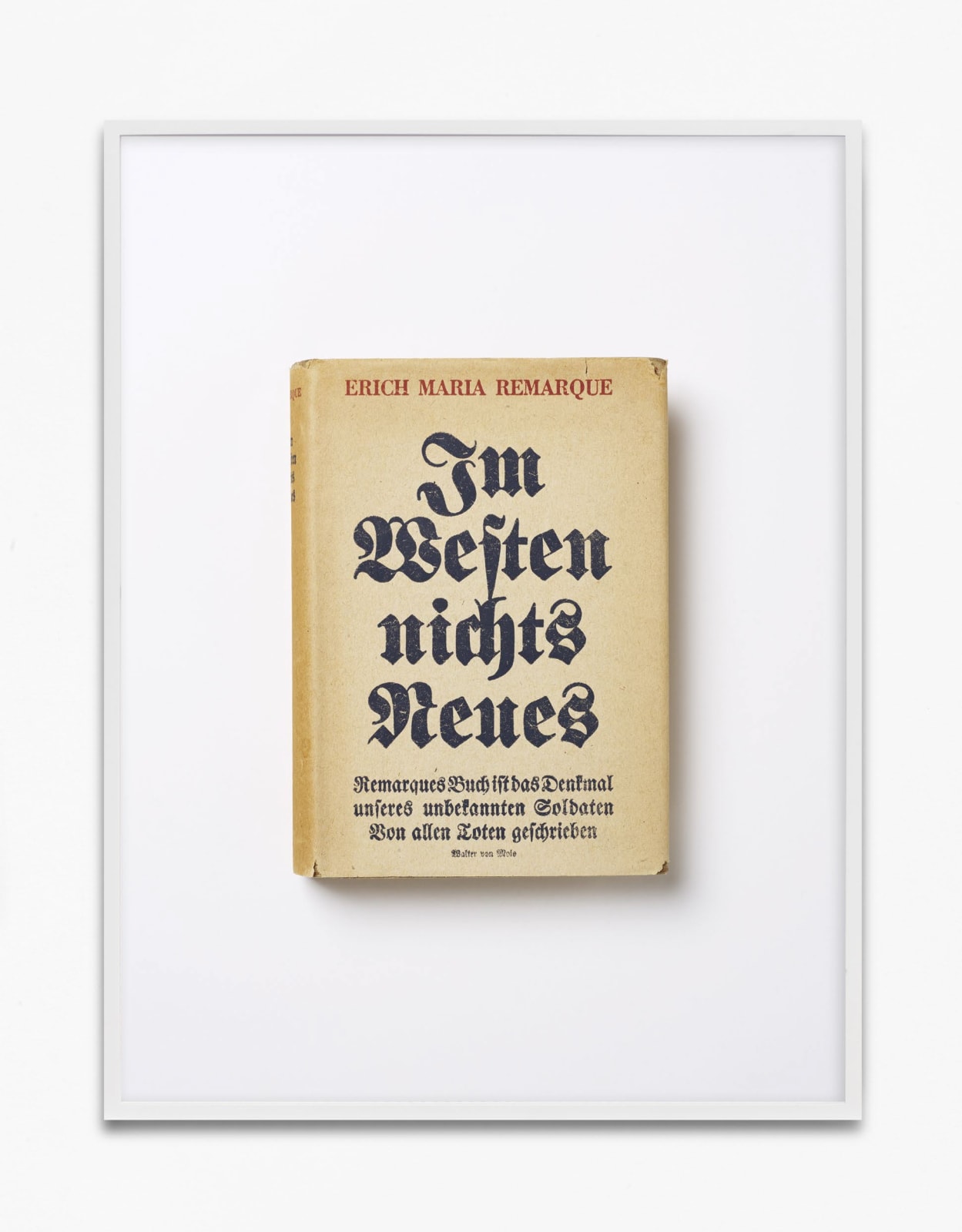 Annette Kelm, Erich Maria Remarque "Im Westen nichts Neues“ Remarques Buch ist das Denkmal unseres unbekannten Soldaten von allen Toten geschrieben (Walter von Mole) 1929 Propylaen-Verlag, Berlin | Einbandentwurf: Werner Beucke