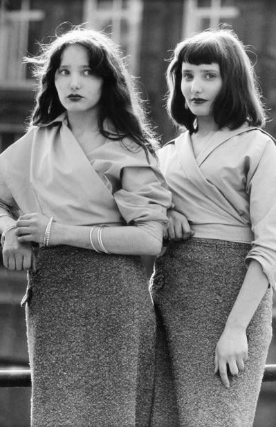 Ed van der Elsken, Twins Amsterdam Nieuwmarkt, 1956