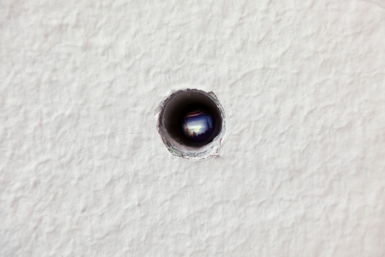 Wilfredo Prieto, Sneak a peek (previous title 'Peephole') , 2018