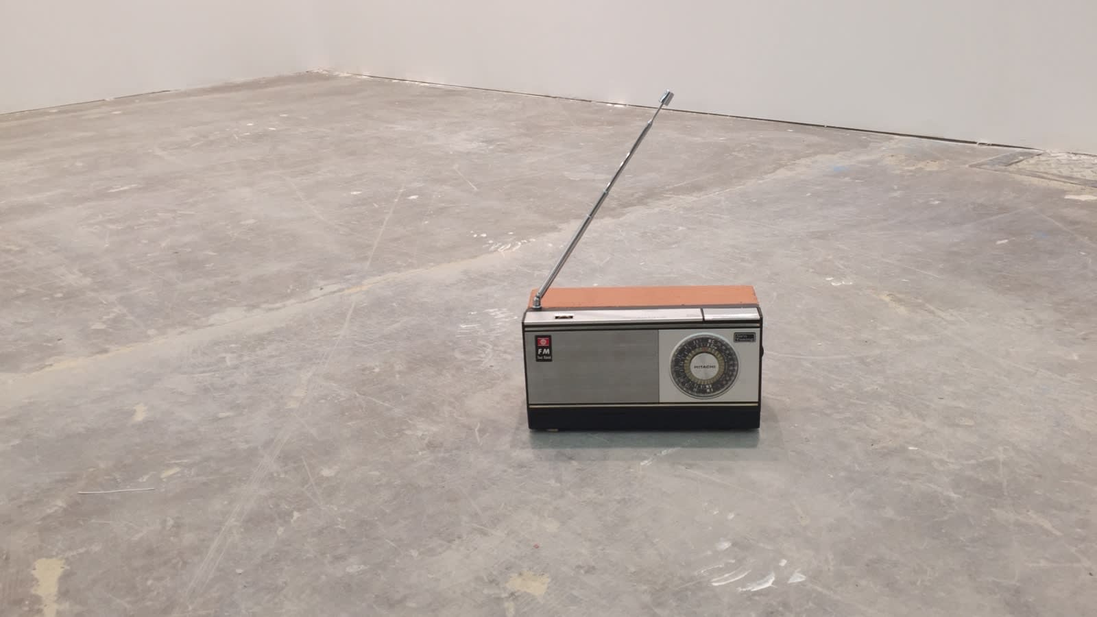 Wilfredo Prieto, Radio and Brick, 2015