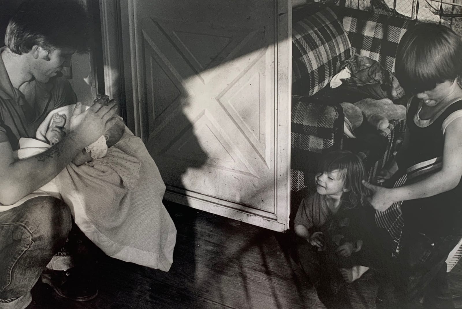 Bertien van Manen, Billie with his newborn baby, Cumberland, Kentucky, 1987