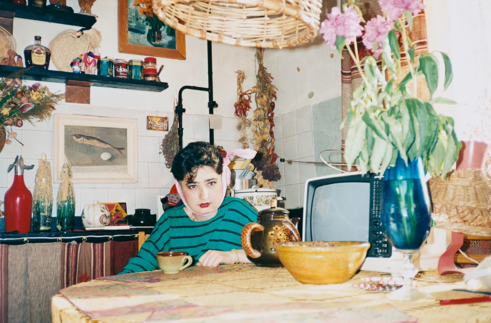 Bertien van Manen, Kazan - Vlada in the kitchen, 1992